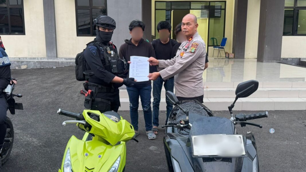 *Patroli Brimob PMJ Amankan 3 Remaja Diduga Hendak Balap Liar di Bekasi* *Patroli Brimob PMJ Amankan 3 Remaja Diduga Hendak Balap Liar di Bekasi*