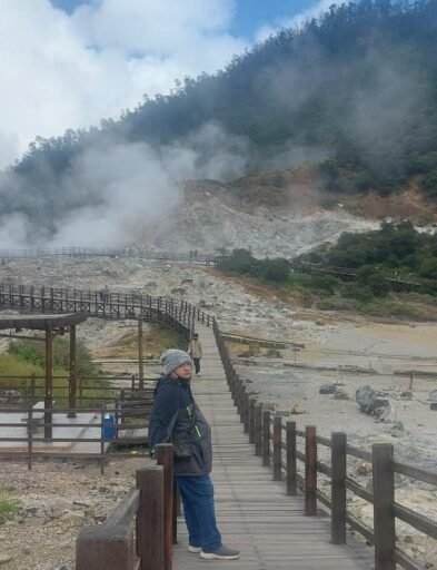 Menenun Asap, Menjual Cermin: Ketika Negara Sibuk Berdandan di Tepi Jurang Menenun Asap, Menjual Cermin: Ketika Negara Sibuk Berdandan di Tepi Jurang
