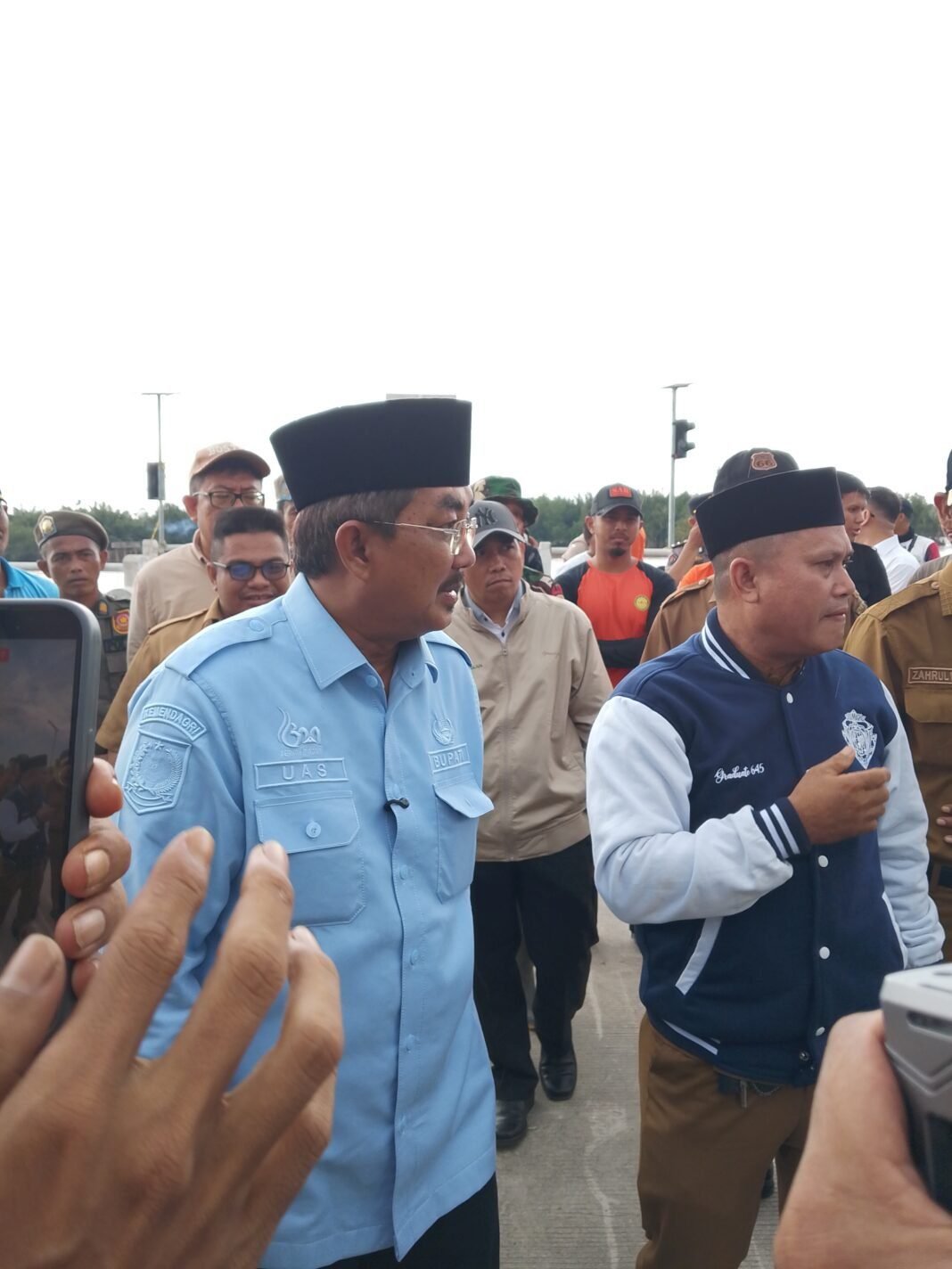 KYJUNGAN BAPAK BUPATI AMBRUK NYA JBATAN DESA SUNGAI LANDAK KC. SENYERANG KYJUNGAN BAPAK BUPATI AMBRUK NYA JBATAN DESA SUNGAI LANDAK KC. SENYERANG