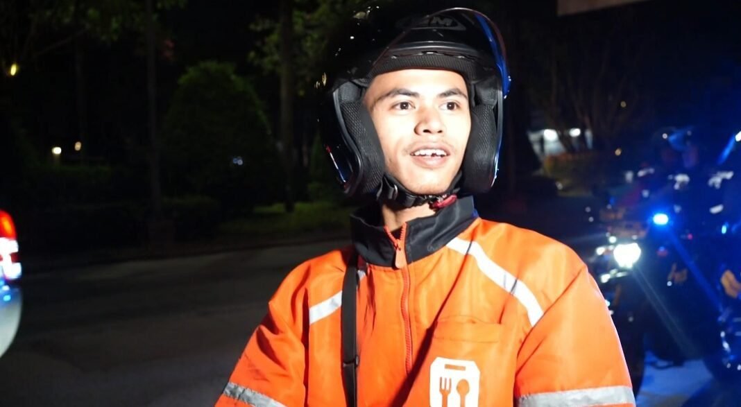 *Kehadiran Patroli Malam Polisi Diapresiasi, Masyarakat : Berangkat Kerja Lebih Aman* *Kehadiran Patroli Malam Polisi Diapresiasi, Masyarakat : Berangkat Kerja Lebih Aman*
