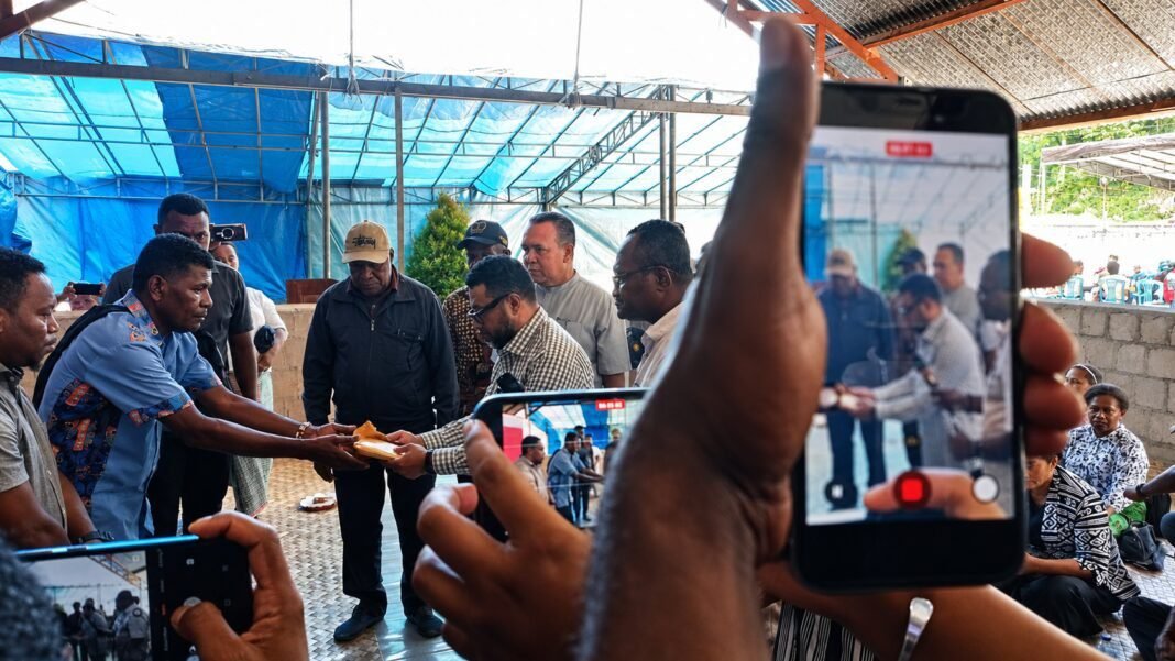 Filep Wamafma Menghadiri dan Serahkan Bantuan Rp20 Juta pada Kegiatan Misi Katolik Maghi di Gewerpe. Filep Wamafma Menghadiri dan Serahkan Bantuan Rp20 Juta pada Kegiatan Misi Katolik Maghi di Gewerpe.