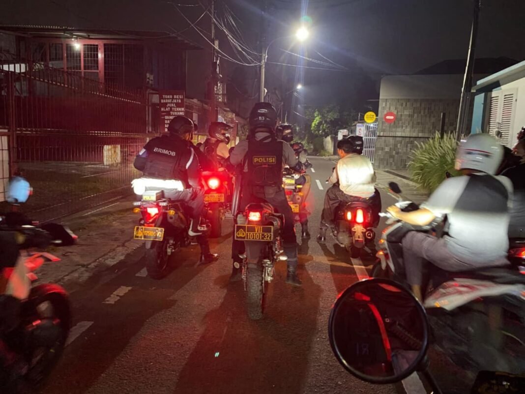 *Patroli Brimob PMJ Dan Perintis Gagalkan Dugaan Tawuran di Cipinang Muara, Sajam dan Molotov Diamankan* *Patroli Brimob PMJ Dan Perintis Gagalkan Dugaan Tawuran di Cipinang Muara, Sajam dan Molotov Diamankan*