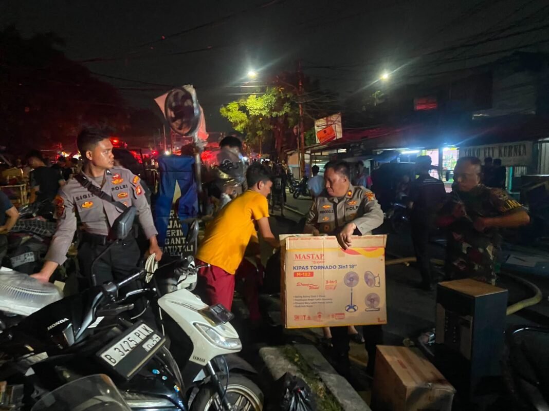 *Respons Cepat Polda Metro Jaya saat Kebakaran Pasar Jiung, Warga Dievakuasi dan Dibantu Selamatkan Barang* *Respons Cepat Polda Metro Jaya saat Kebakaran Pasar Jiung, Warga Dievakuasi dan Dibantu Selamatkan Barang*