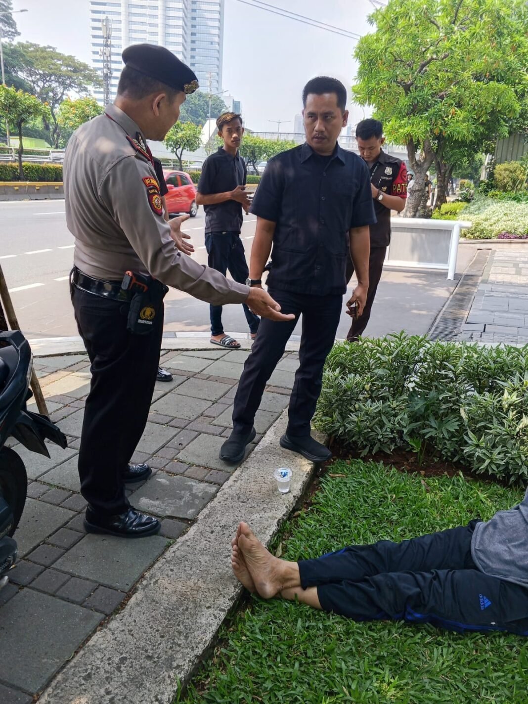 *Respons Cepat Patroli Ditpamobvit PMJ Tolong Korban Kecelakaan di Gatot Subroto* *Respons Cepat Patroli Ditpamobvit PMJ Tolong Korban Kecelakaan di Gatot Subroto*