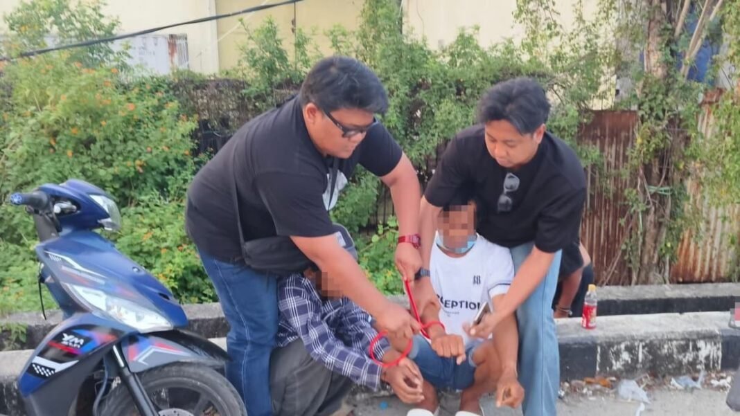 *Sempat Buron, Penarik Kalung Emas di Jakarta Barat Dibekuk Polisi* *Sempat Buron, Penarik Kalung Emas di Jakarta Barat Dibekuk Polisi*