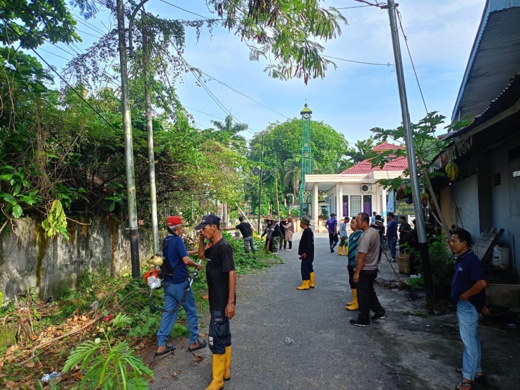 Kerja Bakti Bersihkan Sungai Babinsa serta Warga Wujudkan Lingkungan Sehat dan AsriΒ Kerja Bakti Bersihkan Sungai Babinsa serta Warga Wujudkan Lingkungan Sehat dan AsriΒ