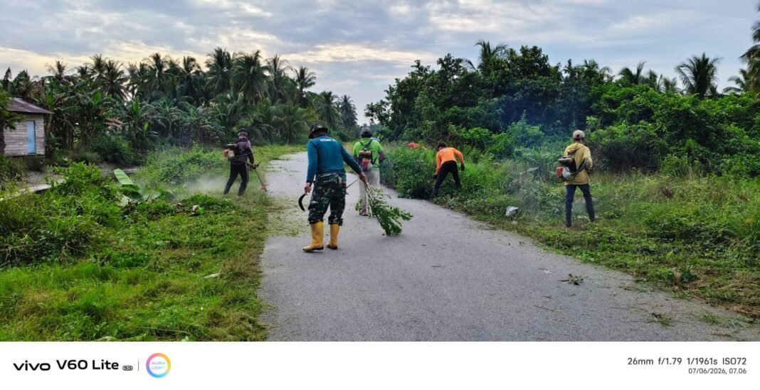 Babinsa Sungai Rasau Pimpin Kerja Bakti Bersama Warga, Wujudkan Lingkungan Bersih-Sehat. Babinsa Sungai Rasau Pimpin Kerja Bakti Bersama Warga, Wujudkan Lingkungan Bersih-Sehat.