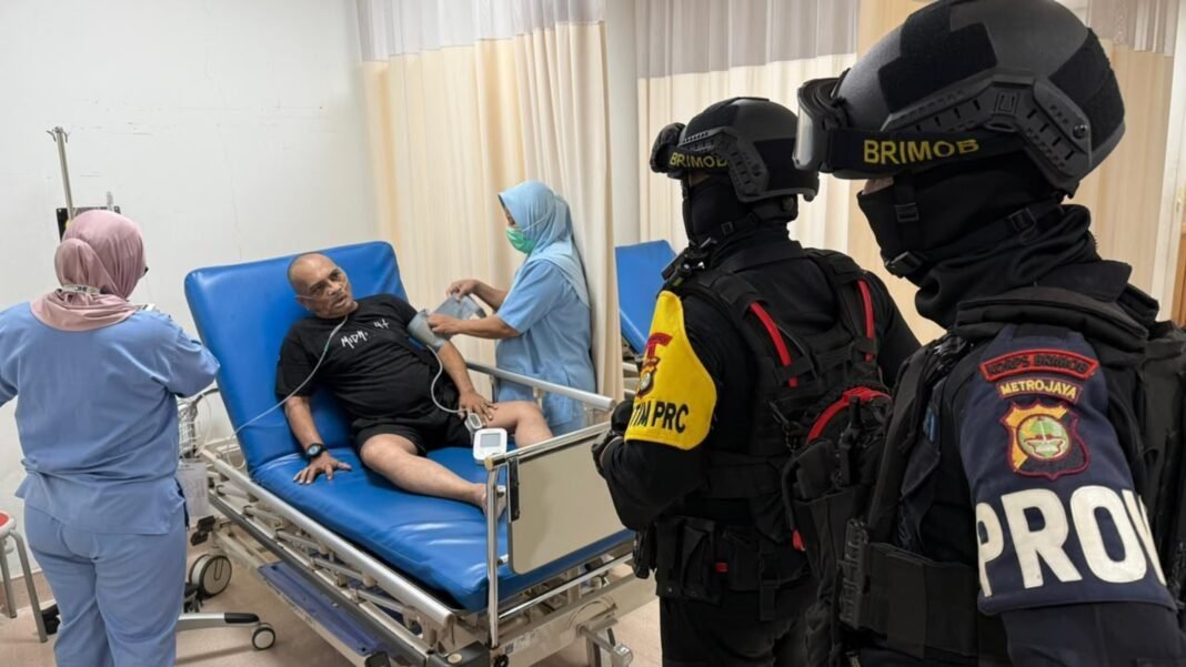 *Patroli Brimob Metro Jaya di Jakarta Utara Bantu Warga Sakit ke Rumah Sakit* *Patroli Brimob Metro Jaya di Jakarta Utara Bantu Warga Sakit ke Rumah Sakit*