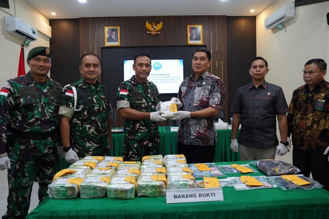 Kodam XII/Tpr Amankan 21,4 Kg Sabu Skla Besar dan Serahkan WNA Malaysia ke BNNP Kalbar Kodam XII/Tpr Amankan 21,4 Kg Sabu Skla Besar dan Serahkan WNA Malaysia ke BNNP Kalbar