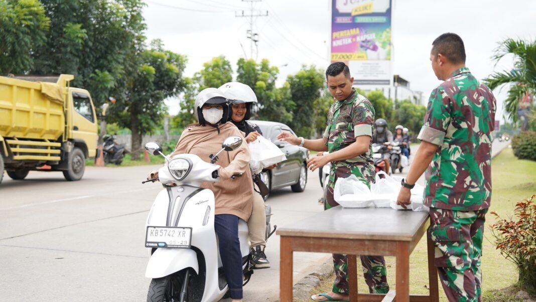 Wujud Kepedulian Sesama, Kodam XII/Tpr Bagikan Nasi Kotak dalam Aksi Jumat Berkah Wujud Kepedulian Sesama, Kodam XII/Tpr Bagikan Nasi Kotak dalam Aksi Jumat Berkah