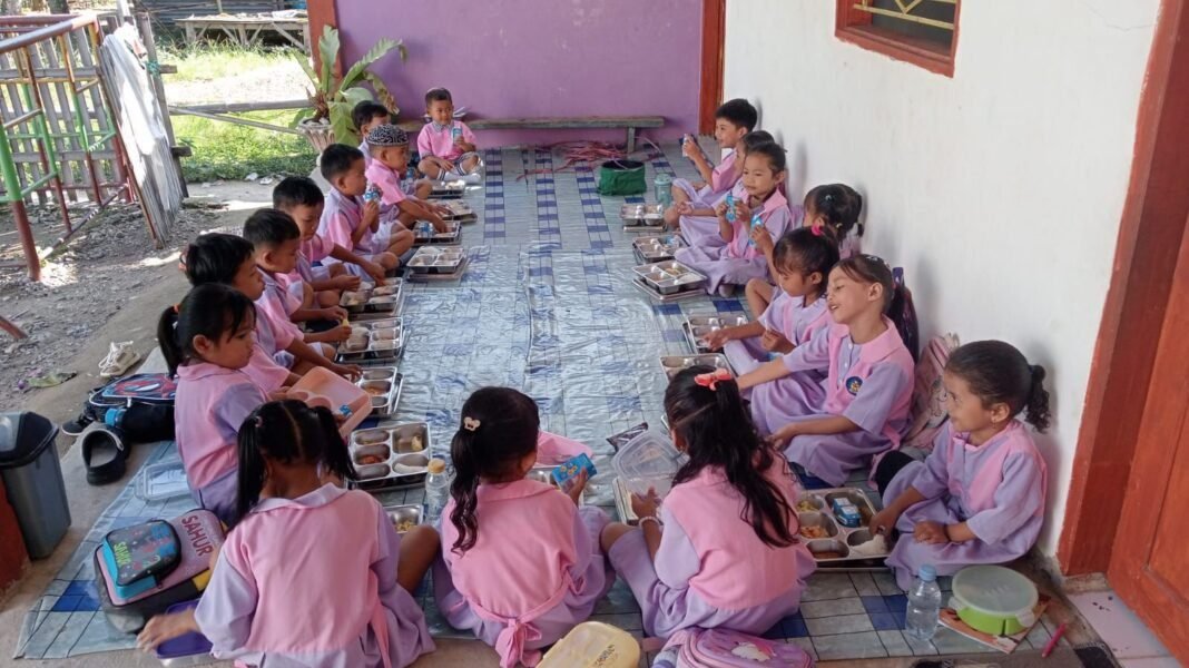 SPPG Binuang Rea Konsisten Hadirkan Makan Bergizi Gratis bagi Anak Sekolah di Polewali Mandar SPPG Binuang Rea Konsisten Hadirkan Makan Bergizi Gratis bagi Anak Sekolah di Polewali Mandar
