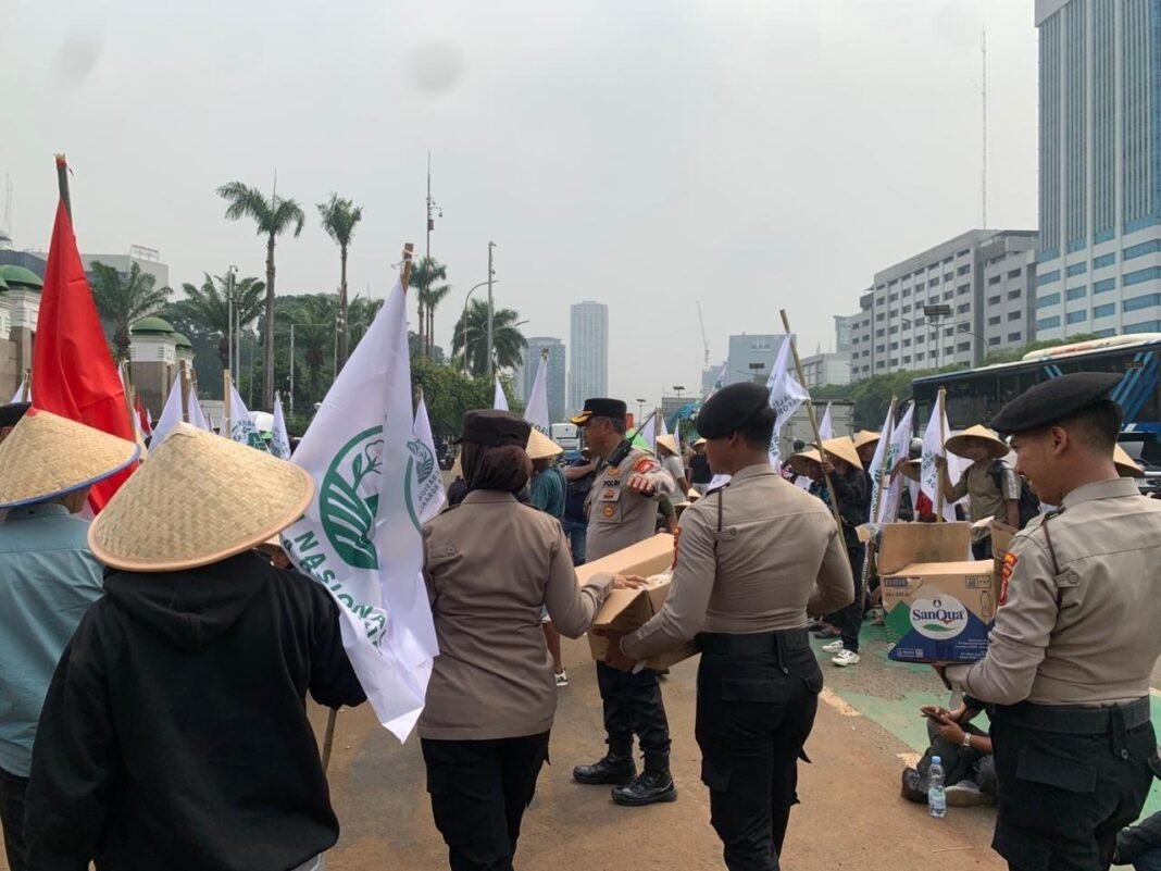 *Polisi Bagikan Snack dan Minuman ke Massa Aksi KNARA di DPR* *Polisi Bagikan Snack dan Minuman ke Massa Aksi KNARA di DPR*