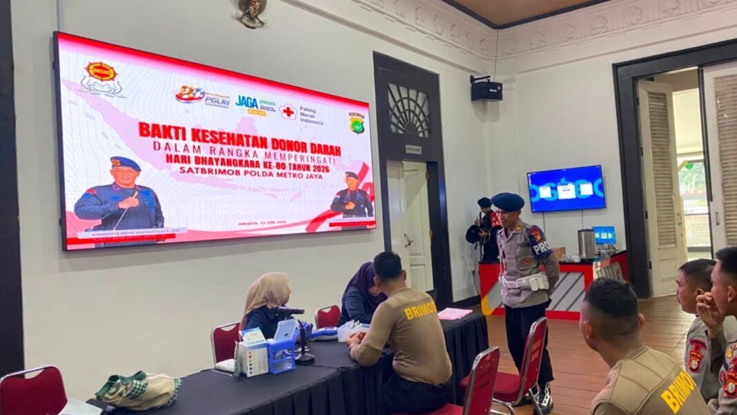 *Brimob Polda Metro Jaya Gelar Donor Darah dI Hari Bhayangkara ke-80, Libatkan 100 Personel* *Brimob Polda Metro Jaya Gelar Donor Darah dI Hari Bhayangkara ke-80, Libatkan 100 Personel*