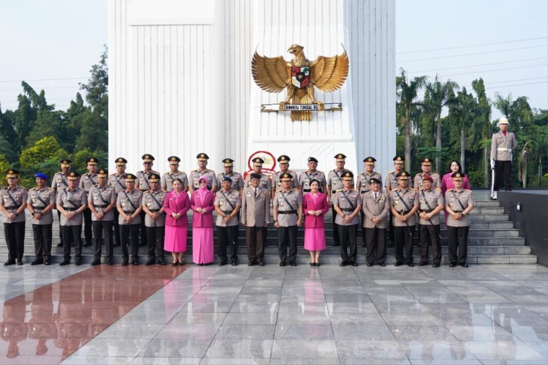 *Menghormati Jasa, Melanjutkan Pengabdian: Wakapolri Pimpin Ziarah Nasional Menjelang Hari Bhayangkara ke-80* *Menghormati Jasa, Melanjutkan Pengabdian: Wakapolri Pimpin Ziarah Nasional Menjelang Hari Bhayangkara ke-80*
