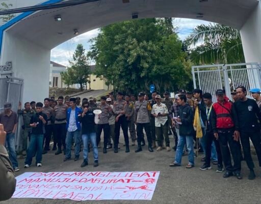 Aksi PMII Guncang Kantor Bupati Mamuju, Demo Sampah Berujung Bentrok Dengan Aparat Aksi PMII Guncang Kantor Bupati Mamuju, Demo Sampah Berujung Bentrok Dengan Aparat