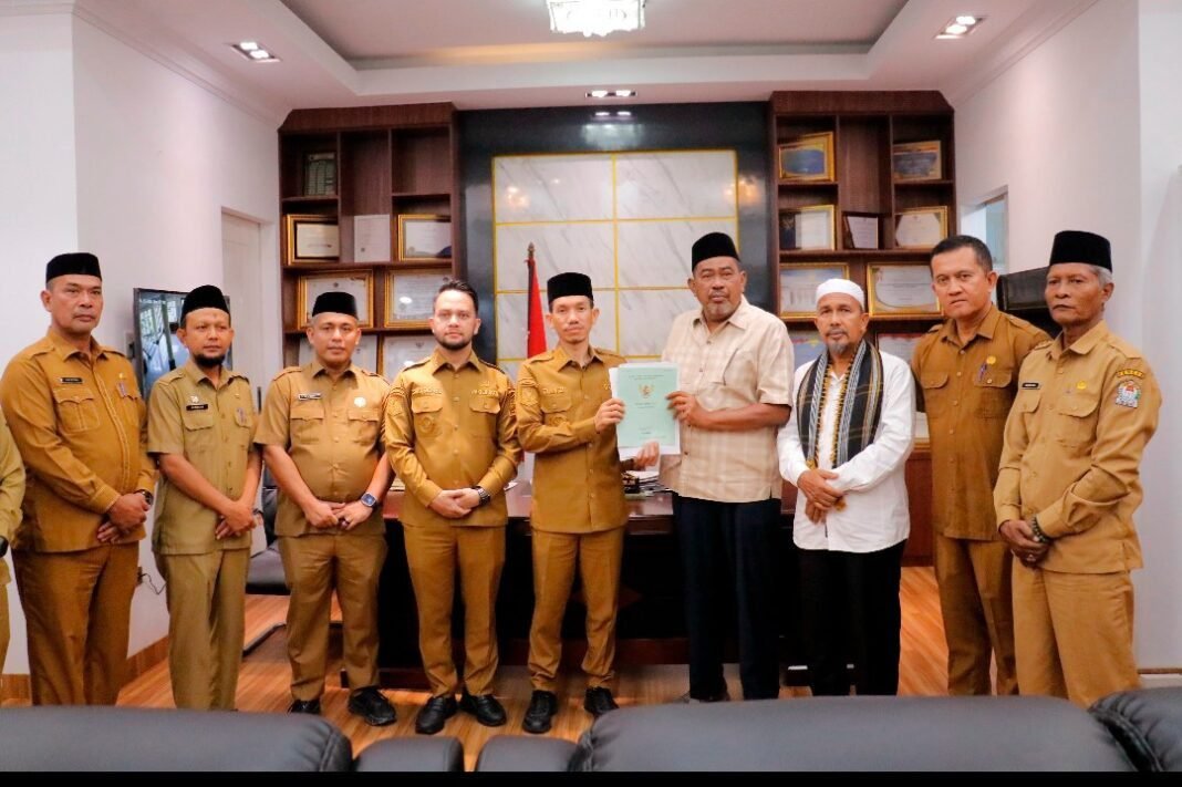 Pemkab Aceh Barat Terima Sertifikat Tanah dari Yayasan Pendidikan T.Umar, Bupati Imbau Warga Tak Garap Lahan Pemkab Aceh Barat Terima Sertifikat Tanah dari Yayasan Pendidikan T.Umar, Bupati Imbau Warga Tak Garap Lahan