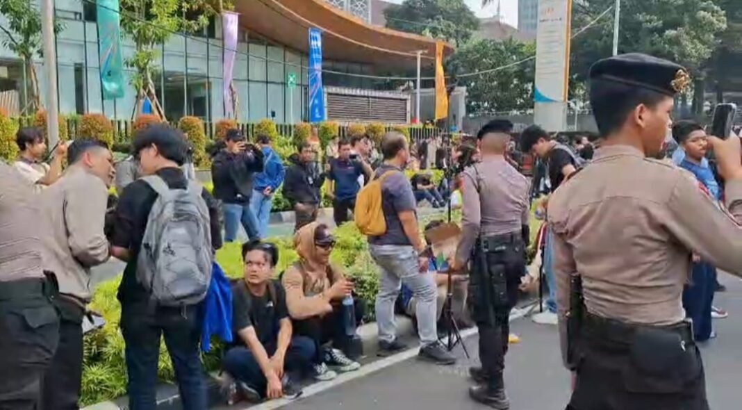 *Polisi Bagikan Roti dan Air Mineral untuk Massa Aksi Mahasiswa BEM UBK di Silang Selatan* *Polisi Bagikan Roti dan Air Mineral untuk Massa Aksi Mahasiswa BEM UBK di Silang Selatan*