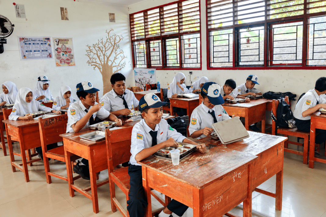 SPPG Campurjo Salurkan MBG di SMP 2 Kuningan SPPG Campurjo Salurkan MBG di SMP 2 Kuningan