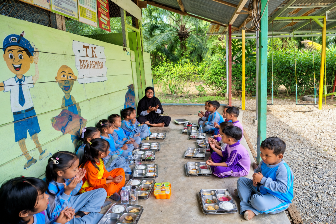 Semangat Belajar dari Ruang Kelas Sederhana, Anak-Anak TK Arrahman Nikmati Makan Bergizi Gratis Semangat Belajar dari Ruang Kelas Sederhana, Anak-Anak TK Arrahman Nikmati Makan Bergizi Gratis