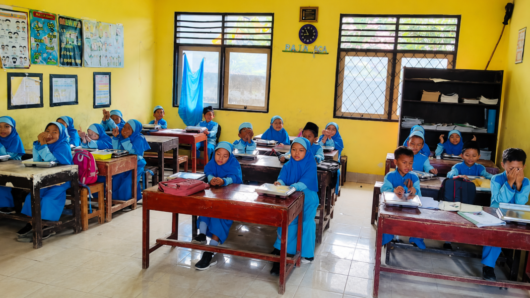 Siswa SDN 2 Ubung Antusias Terima Makan Bergizi Gratis,Sekolah Siswa SDN 2 Ubung Antusias Terima Makan Bergizi Gratis,Sekolah