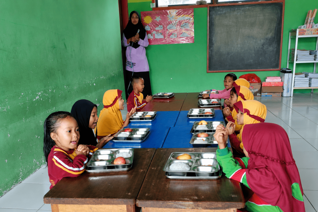 Senyum Ceria Murid RA Nur Madinah Sambut MBG dari SPPG Budong-Budong Lumu Senyum Ceria Murid RA Nur Madinah Sambut MBG dari SPPG Budong-Budong Lumu
