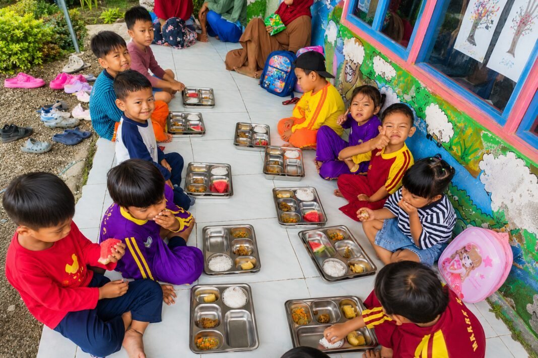 Senyum Ceria Anak PAUD Holistik Tapillina Warnai Penyaluran Makan Bergizi di Topoyo Senyum Ceria Anak PAUD Holistik Tapillina Warnai Penyaluran Makan Bergizi di Topoyo
