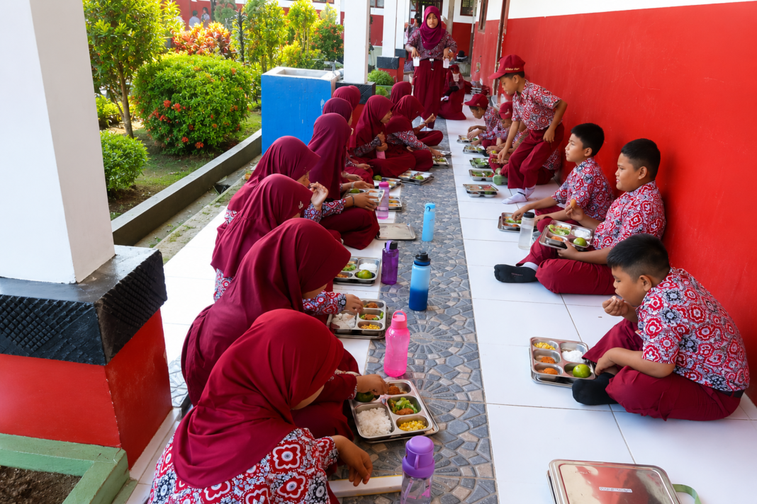 SPPG Tobadak Hadirkan Menu Bergizi untuk Ratusan Siswa SD Inpres Bayor SPPG Tobadak Hadirkan Menu Bergizi untuk Ratusan Siswa SD Inpres Bayor