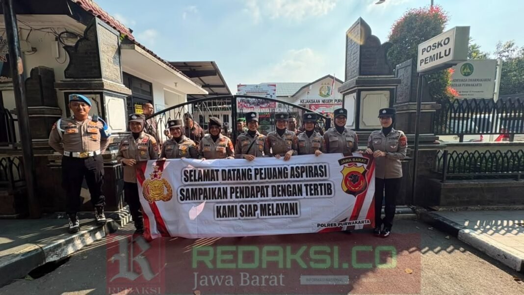 Polwan Negosiator Polres Purwakarta Sambut Aksi Demo PMII Polwan Negosiator Polres Purwakarta Sambut Aksi Demo PMII