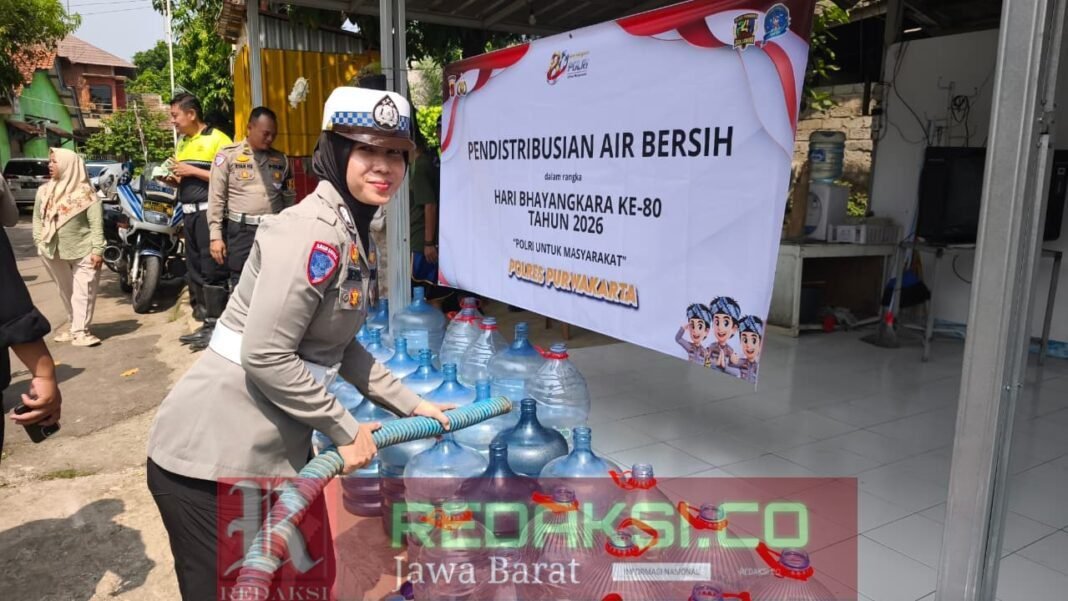 Aksi Humanis Polwan Satlantas Purwakarta: Turun Langsung Salurkan Air Bersih untuk Warga Graha Marina Aksi Humanis Polwan Satlantas Purwakarta: Turun Langsung Salurkan Air Bersih untuk Warga Graha Marina