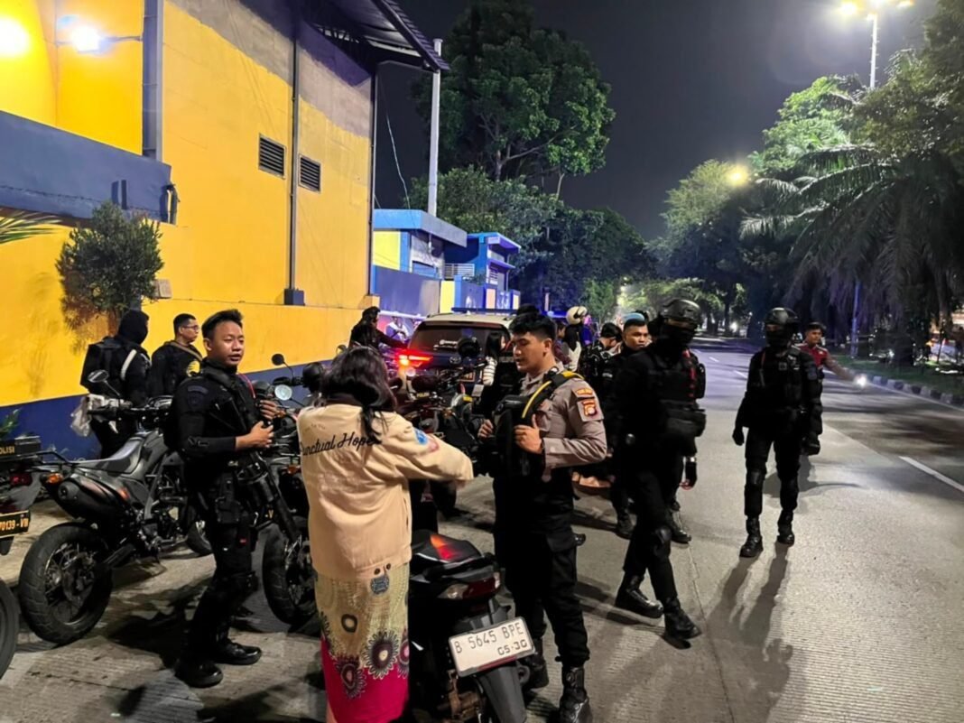 *Brimob Metro Jaya Bergerak Cepat Gagalkan Tawuran di Jakbar, 4 Pelaku Ditangkap* *Brimob Metro Jaya Bergerak Cepat Gagalkan Tawuran di Jakbar, 4 Pelaku Ditangkap*