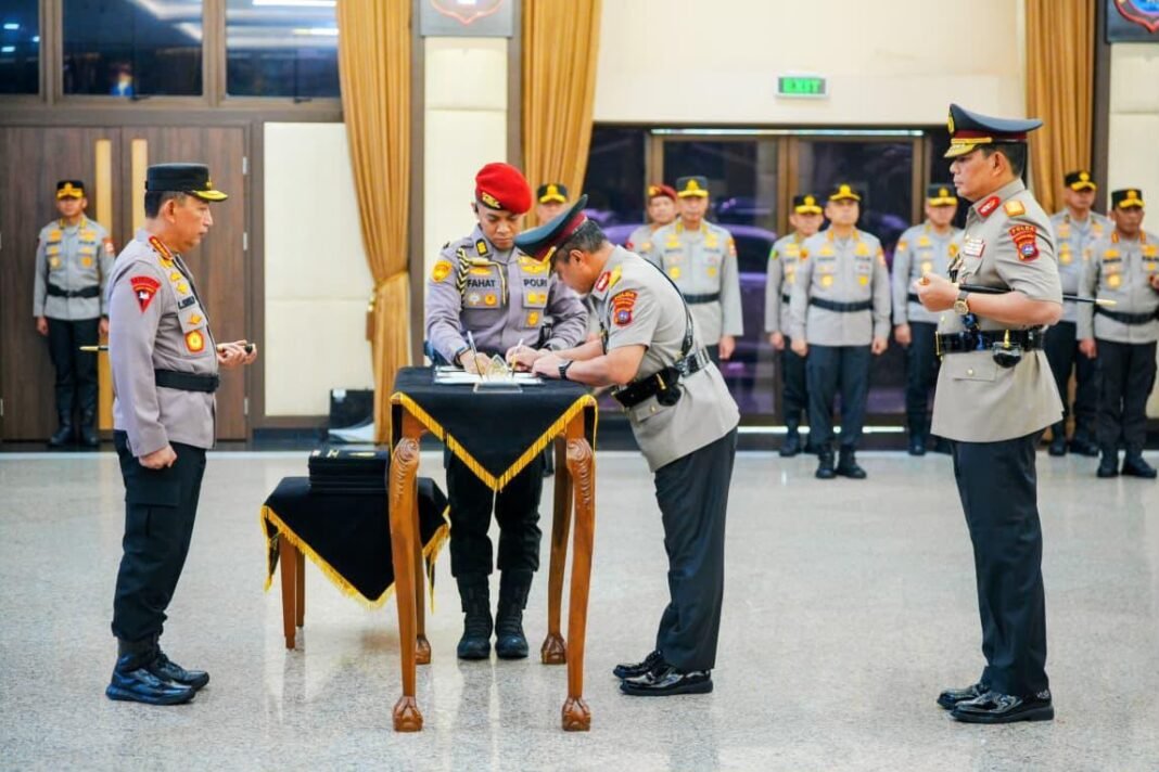 *Kapolri Pimpin Pelantikan dan Sertijab Enam Kapolda Jajaran* *Kapolri Pimpin Pelantikan dan Sertijab Enam Kapolda Jajaran*