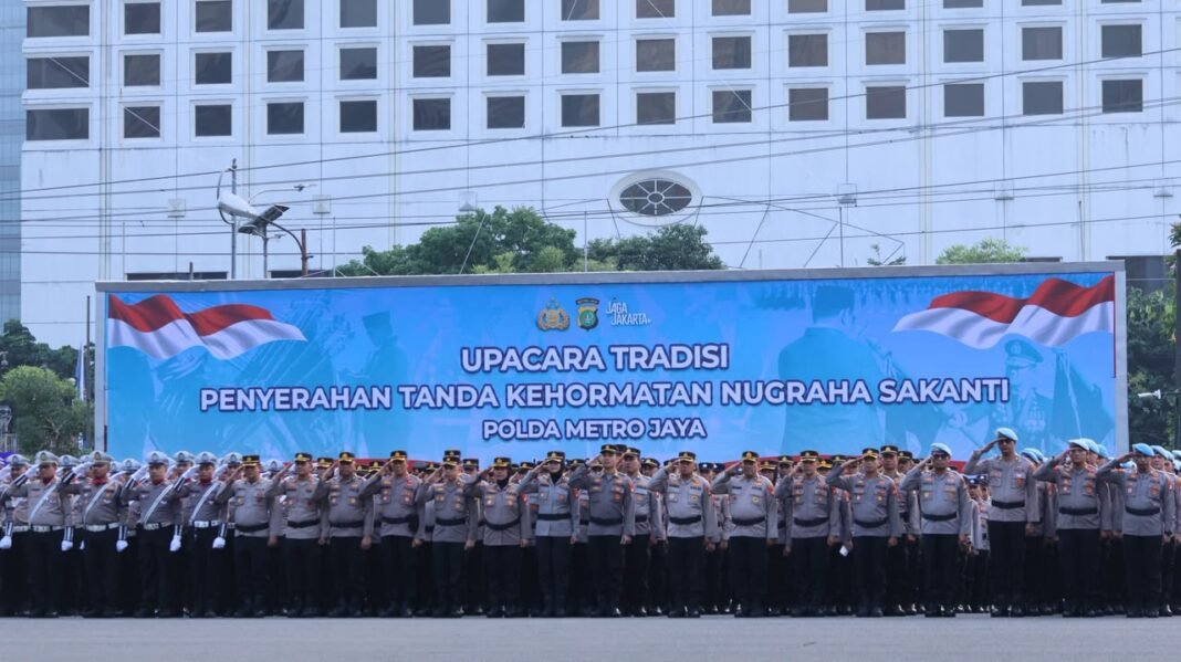 *Polda Metro Jaya Terima Tanda Kehormatan Nugraha Sakanti, Kapolda: Ini Amanah Negara* *Polda Metro Jaya Terima Tanda Kehormatan Nugraha Sakanti, Kapolda: Ini Amanah Negara*