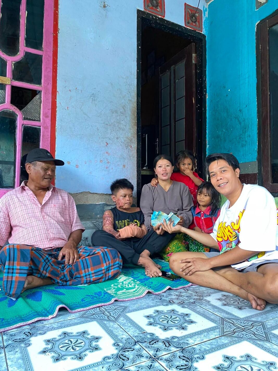 Ady Terus Dampingi Korban Kebakaran Ponpes, Dugaan Bullying Kembali Disorot Ady Terus Dampingi Korban Kebakaran Ponpes, Dugaan Bullying Kembali Disorot