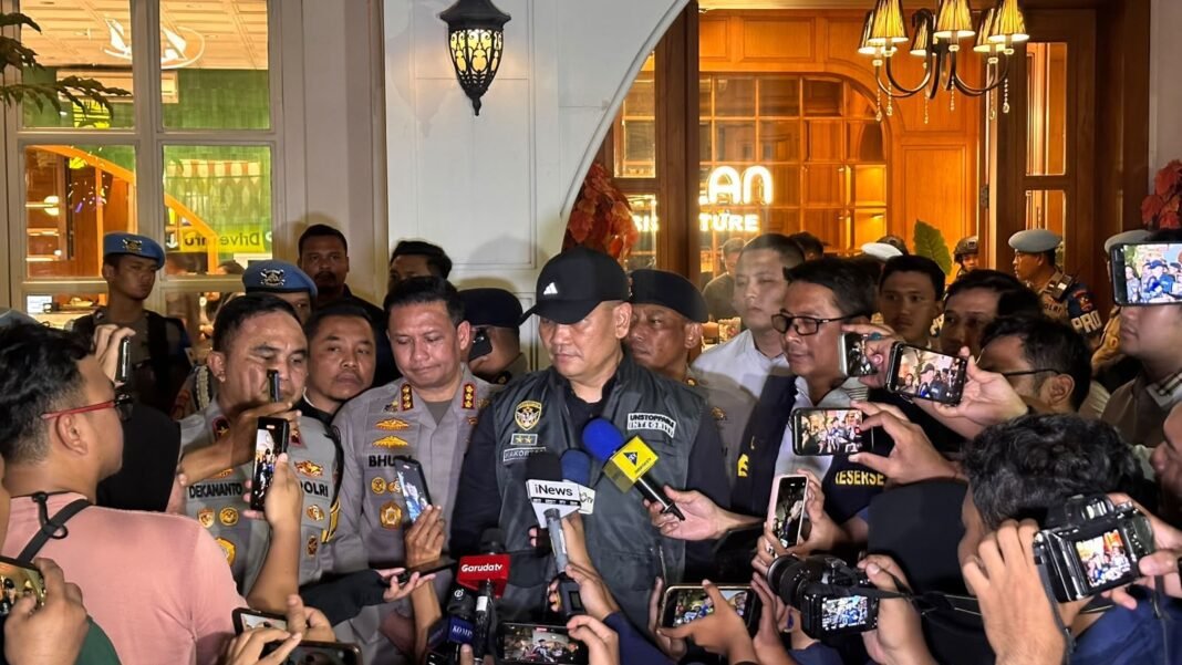 *Polisi Temukan Brankas Berisi Valas Saat Geledah Kafe di Cipete* *Polisi Temukan Brankas Berisi Valas Saat Geledah Kafe di Cipete*