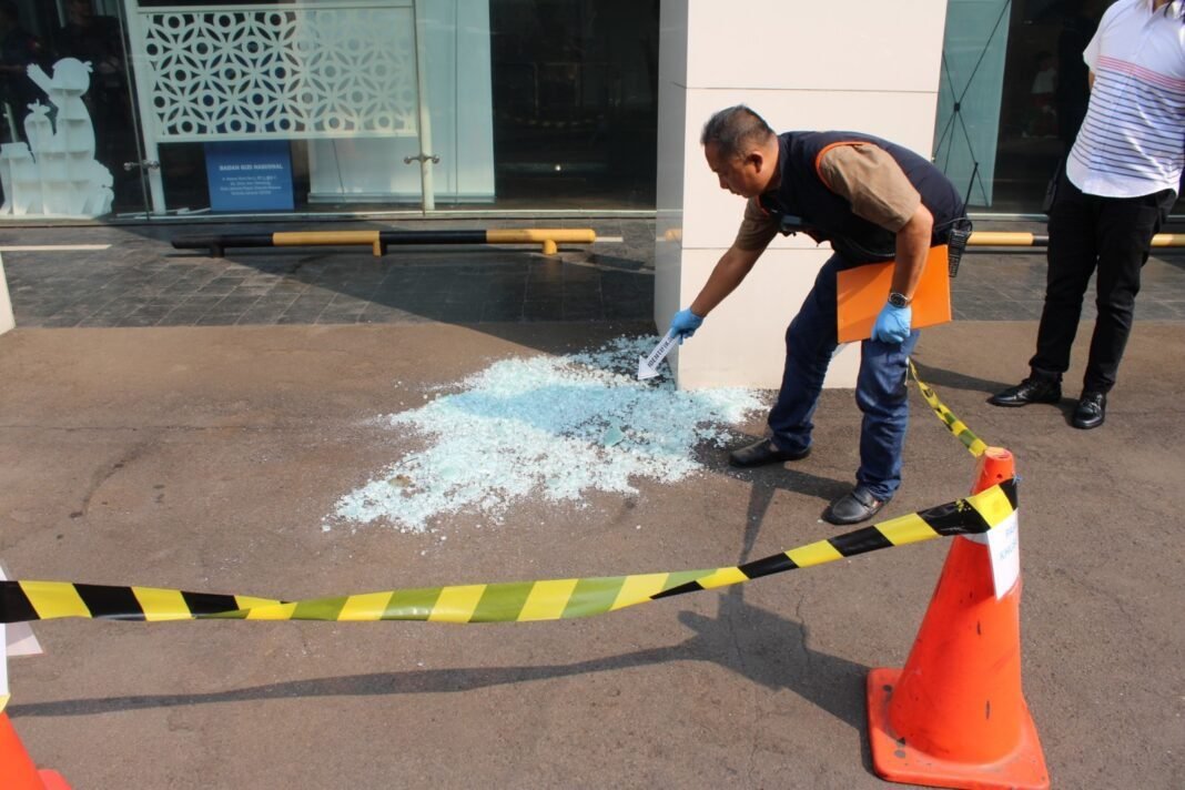 *Kaca Kantor BGN Pecah, Polisi: Dugaan Awal Faktor Cuaca Panas* *Kaca Kantor BGN Pecah, Polisi: Dugaan Awal Faktor Cuaca Panas*