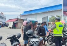 Satlantas Polres Kepulauan Sula Gelar Edukasi Lalu Lintas bagi Pengemudi Ojek di Pasar Basanohi Sanana