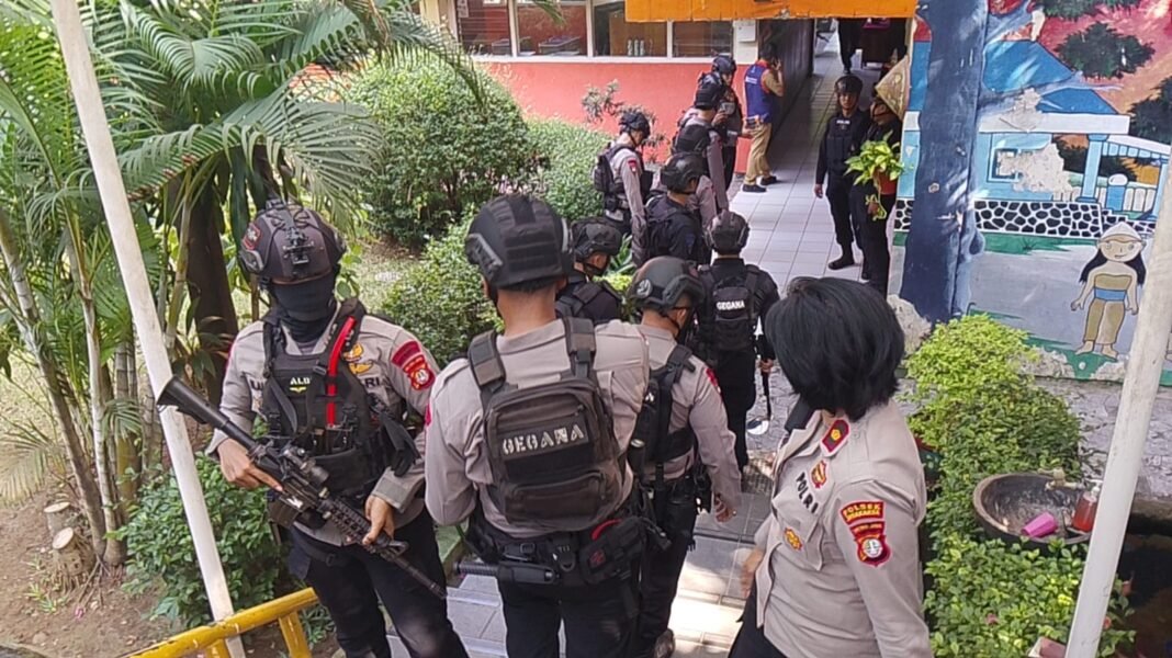 *Polisi Gerak Cepat Tangani Ancaman Bom di SDN di Jaksel* *Polisi Gerak Cepat Tangani Ancaman Bom di SDN di Jaksel*