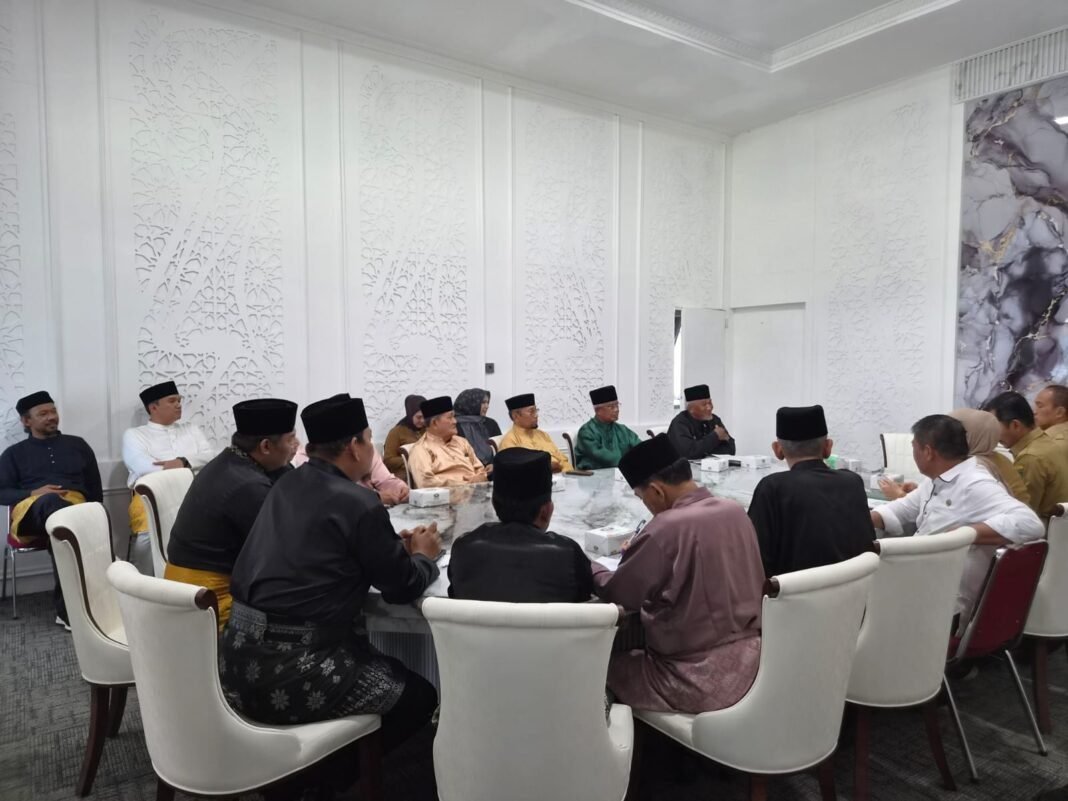 DSML sampaikan amanat kepada Plt. Bupati Langkat, Perkuat Sinergi Pelestarian Budaya dan Pembangunan Daerah DSML sampaikan amanat kepada Plt. Bupati Langkat, Perkuat Sinergi Pelestarian Budaya dan Pembangunan Daerah