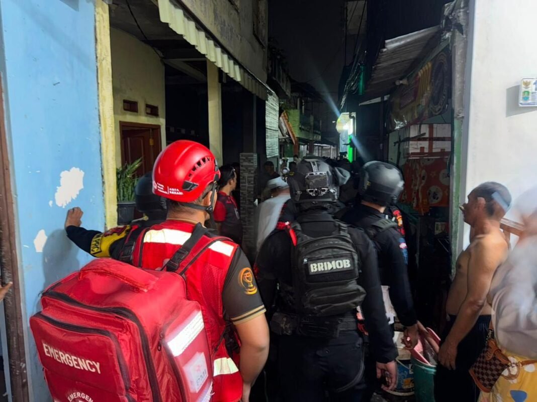 *Brimob Polda Metro Jaya Sigap Amankan Lokasi Kebakaran Saat Patroli Malam di Bekasi Barat* *Brimob Polda Metro Jaya Sigap Amankan Lokasi Kebakaran Saat Patroli Malam di Bekasi Barat*