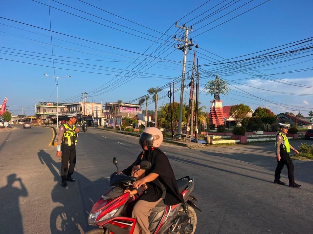 Satlantas Polres Pasangkayu Perkuat Pelayanan Pagi, Hadir di Titik Rawan Demi Keselamatan Pengguna Jalan Satlantas Polres Pasangkayu Perkuat Pelayanan Pagi, Hadir di Titik Rawan Demi Keselamatan Pengguna Jalan