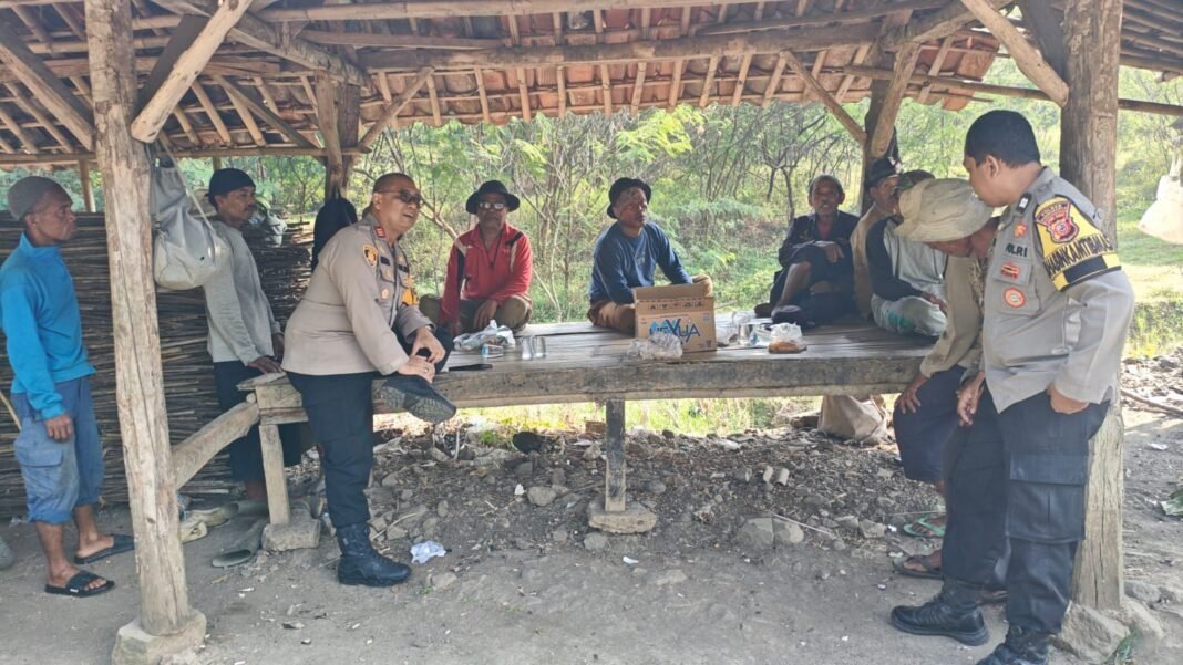 Kapolsek Plered Berdiskusi dengan Petani, Perkuat Pendampingan Program Ketahanan Pangan Jagung Hibrida Kapolsek Plered Berdiskusi dengan Petani, Perkuat Pendampingan Program Ketahanan Pangan Jagung Hibrida