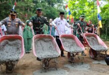 Peletakan Batu Pertama Dimulainya Pembangunan Sasaran Fisik TMMD Reguler di Desa Watuduwur
