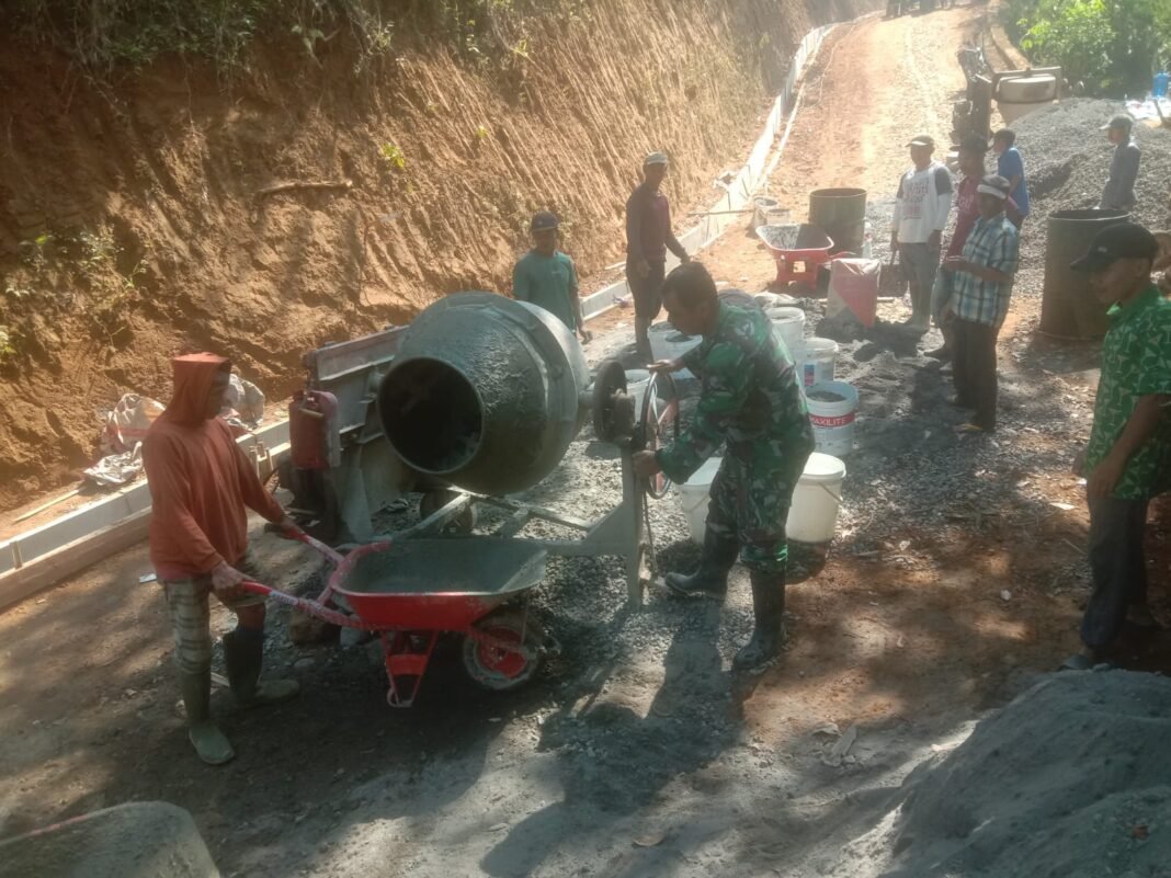 Arko Jadi Andalan Distribusi Material pada Pengerjaan TMMD Reguler di Desa Watuduwur Arko Jadi Andalan Distribusi Material pada Pengerjaan TMMD Reguler di Desa Watuduwur