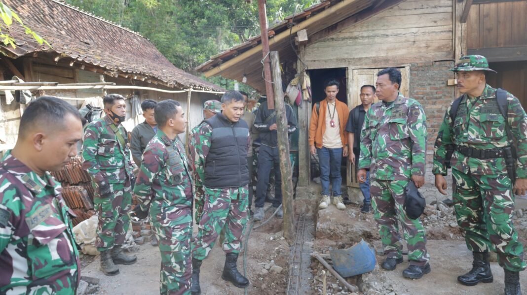 Dansatgas TMMD Reguler Ke-129 Pastikan Program RTLH di Desa Watuduwur Tidak Ada Kendala. Dansatgas TMMD Reguler Ke-129 Pastikan Program RTLH di Desa Watuduwur Tidak Ada Kendala.Â