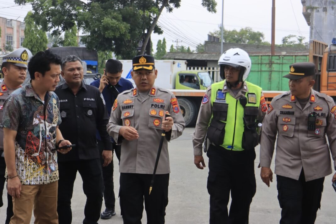 Kapolres Langkat Tinjau Ketersediaan BBM di SPBU Perdamaian Stabat, Antrean Mulai Berangsur Normal Kapolres Langkat Tinjau Ketersediaan BBM di SPBU Perdamaian Stabat, Antrean Mulai Berangsur Normal