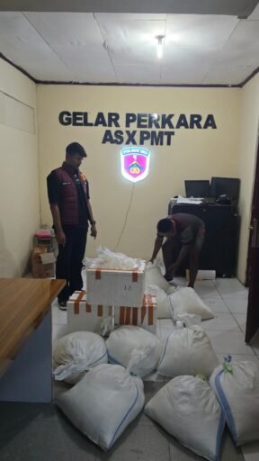 Polsek Ibu Amankan 960 Kantong Captikus, Gagalkan Upaya Peredaran Miras ke Ternate Polsek Ibu Amankan 960 Kantong Captikus, Gagalkan Upaya Peredaran Miras ke Ternate