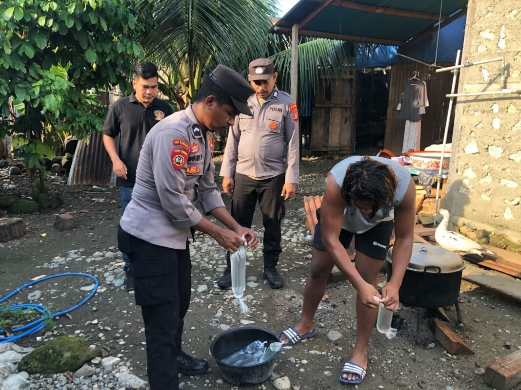 Polsek Obi Selatan Musnahkan Miras Ilegal, Upaya Jaga Kamtibmas Tetap Kondusif Polsek Obi Selatan Musnahkan Miras Ilegal, Upaya Jaga Kamtibmas Tetap Kondusif