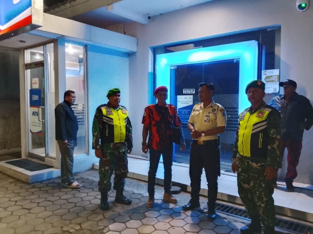 SERKA BAYU BABINSA KORAMIL 11/LOANO LAKSANAKAN PATROLI KEAMANAN . WUJUD KEPEDULIAN TNI KEPADA MASYARAKAT SERKA BAYU BABINSA KORAMIL 11/LOANO LAKSANAKAN PATROLI KEAMANAN . WUJUD KEPEDULIAN TNI KEPADA MASYARAKAT