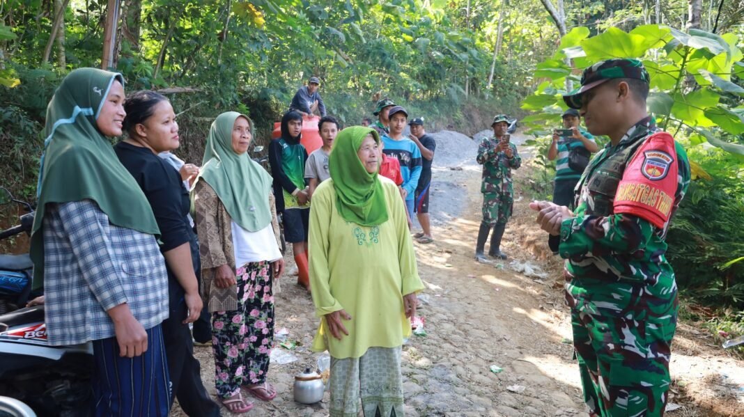 Hangatnya Kebersamaan,Dansatgas TMMD dengan Warga Watuduwur, Pengabdian yang Menyatukan Hati Hangatnya Kebersamaan,Dansatgas TMMD dengan Warga Watuduwur, Pengabdian yang Menyatukan Hati
