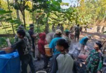 Semangat Tanpa Batas Usia, Warga dan Satgas TMMD Bersatu Bangun Desa Watuduwur